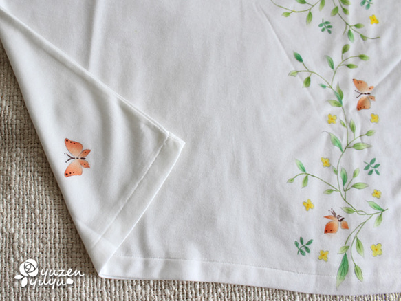 ビタミンカラー草と蝶の手描き半袖Tシャツ 4枚目の画像