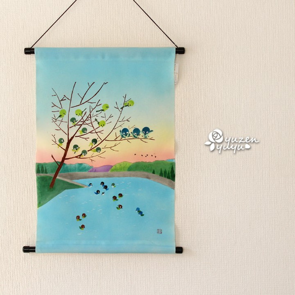 湖水と小鳥の型染めタペストリー 1枚目の画像
