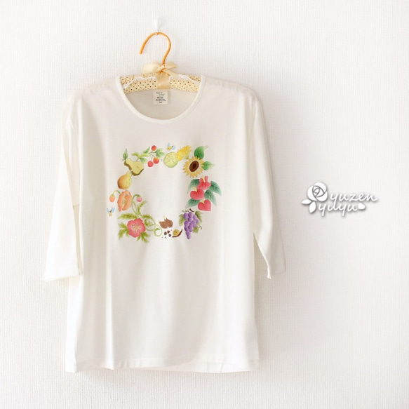 リース型夏の花とフルーツの手描きTシャツ七分袖白 1枚目の画像