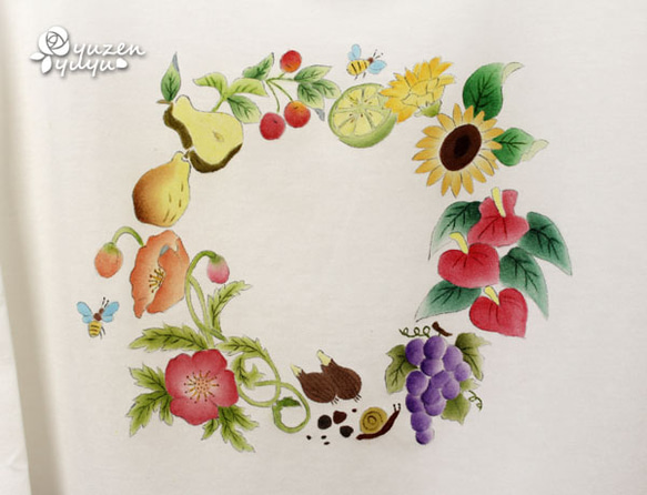 リース型夏の花とフルーツの手描きTシャツ七分袖白 2枚目の画像