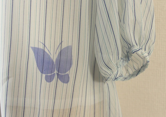 蝶々の型染めストライプブラウス 4枚目の画像