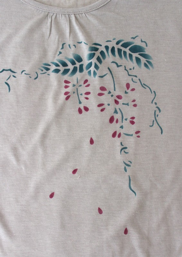 萩の型染め長袖Tシャツグレー 2枚目の画像