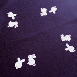 白ウサギの型染め小風呂敷紫 4枚目の画像