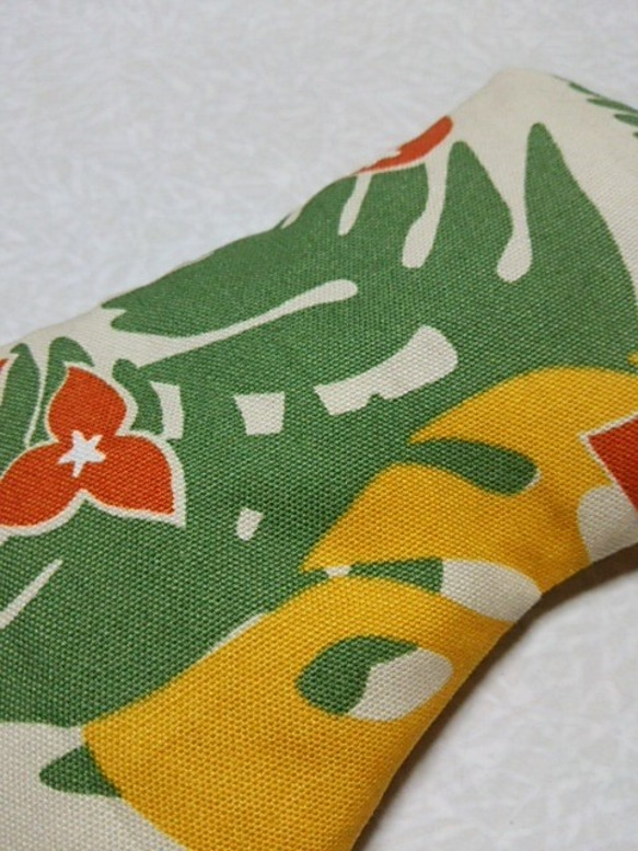 あずきとハーブのホットアイマスク　ベージュ地モンステラ　じんわりしっとりあったかい　ハワイアンな布地で  （小豆カイロ） 3枚目の画像