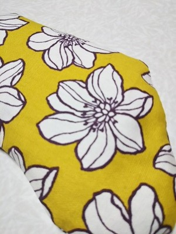 あずきとハーブのホットアイマスク　黄色地にお花　じんわりしっとりあったかい　ハワイアンな布地で  （小豆カイロ） 3枚目の画像