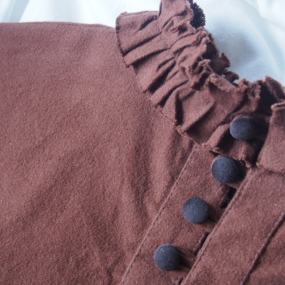 法蘭絨高領荷葉邊落肩襯衫巧克力色 第4張的照片