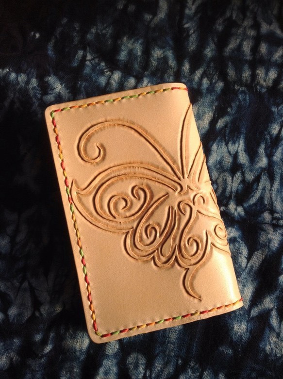 革のパスケース(カードケース)(蝶と花) 1枚目の画像