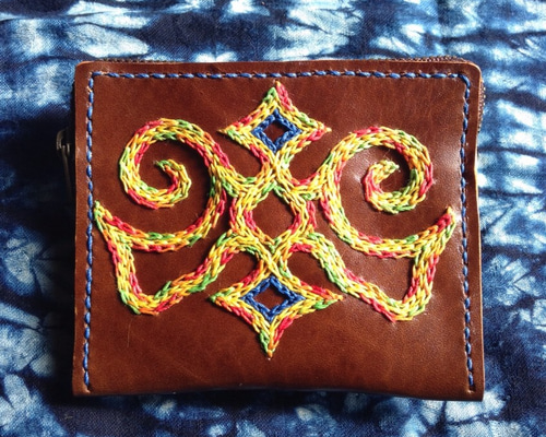 革の小銭入れ（アイヌ刺繍風） 小銭入れ・コインケース なぁとの