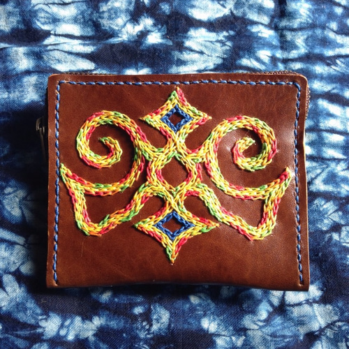 革の小銭入れ（アイヌ刺繍風） 小銭入れ・コインケース なぁとの
