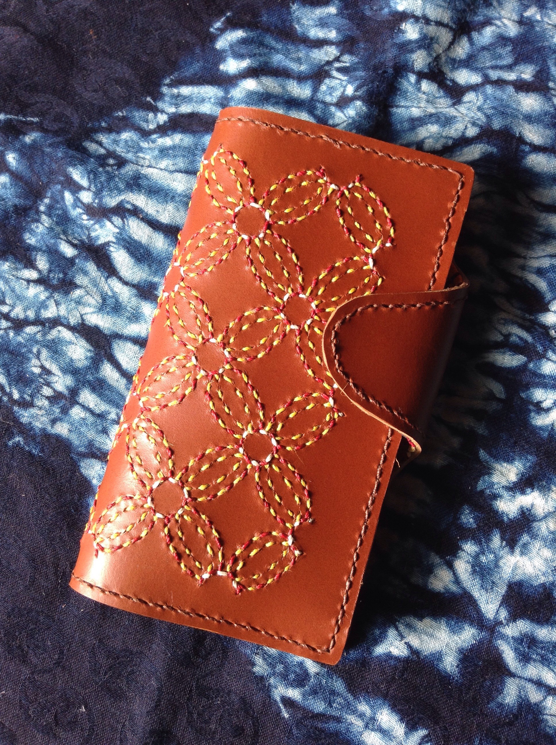 革のスマホケース（刺し子）
