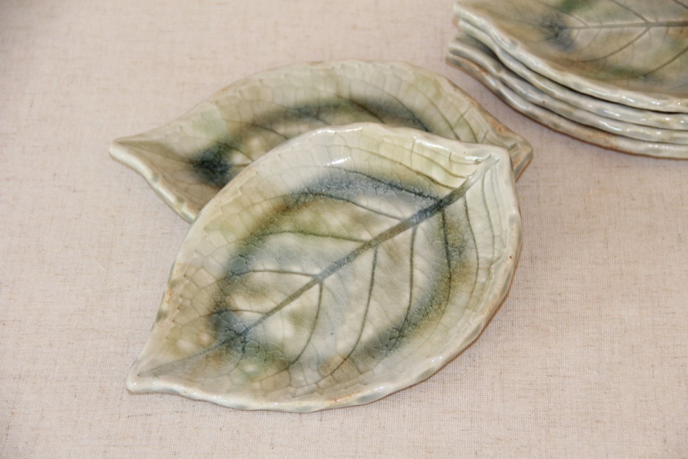 葉っぱ型　大皿（約30.5cm）　緑色　陶器皿　8枚セット