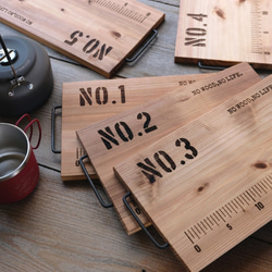 帶號碼的木製營地燒烤盤，雪松木 第2張的照片