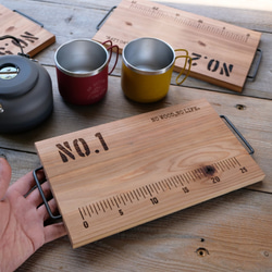 帶號碼的木製營地燒烤盤，雪松木 第4張的照片