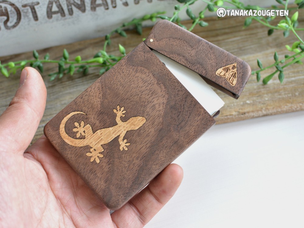 木製名刺入れ【ヤモリと蛾】ウォールナット