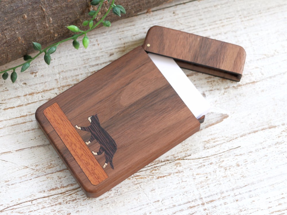 木製名刺入れ【歩く猫】白黒ハチワレ