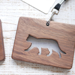 木製『社員証ケース』横向きアクリル窓【歩く猫】 2枚目の画像