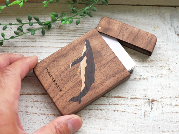 木製名刺入れ『ザトウクジラ』ウォールナット 4枚目の画像