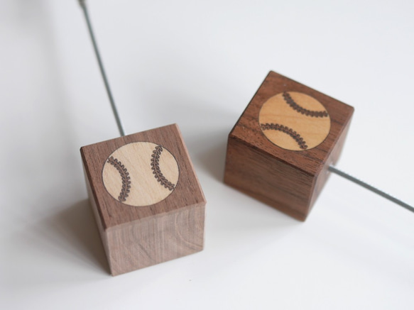 木製クリップスタンド　野球ボール　ウォールナット 3枚目の画像