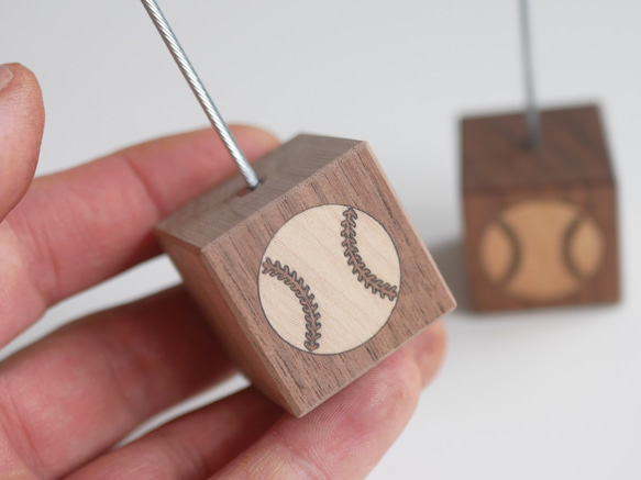 木製クリップスタンド　野球ボール　ウォールナット 4枚目の画像