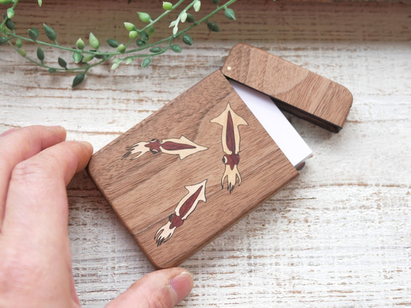 木質名片夾「螢火魷」胡桃木 第2張的照片