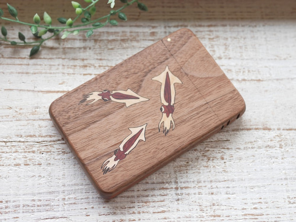 木質名片夾「螢火魷」胡桃木 第3張的照片