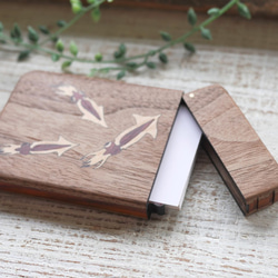 木質名片夾「螢火魷」胡桃木 第4張的照片