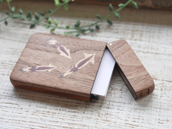 木質名片夾「螢火魷」胡桃木 第4張的照片