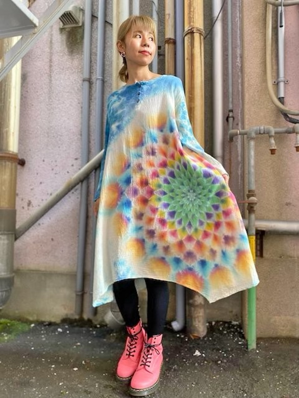 タイダイ染め 長袖ワンピース Hippies Dye 艶やかな水面カラーに幻想的な大曼荼羅 ヘンリーネック 13-33 1枚目の画像