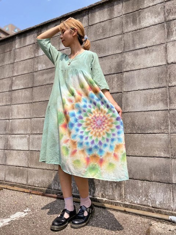 タイダイ染め　ロングワンピース　Hippies Dye最新作　優しいグリーンに幻想的な孔雀大曼荼羅 HD14-26 5枚目の画像