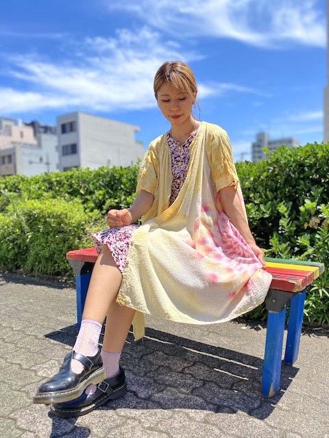 タイダイ染め　半袖ワンピース　ゆったり前開き　マスタードムラ染めに優しい幻想的な大曼荼羅 HD14-45 10,680円