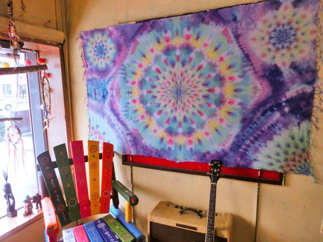 送料無料タイダイ絞り染め　曼荼羅　タペストリー☆深遠な宇宙に羽を広げる孔雀をイメージ☆　HD8-24