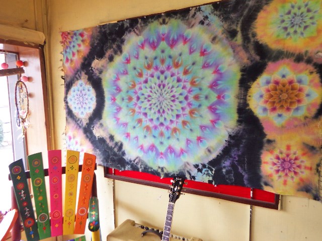 送料無料タイダイ絞り染め　曼荼羅　タペストリー☆宇宙と鳳凰をイメージした孔雀大曼荼羅☆　HD8-35