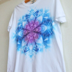 タイダイ　絞り染め　曼荼羅　新作Tシャツ　Mサイズ☆ホワイトに藍紫スノーフレイク☆☆　☆HD9-67 4枚目の画像