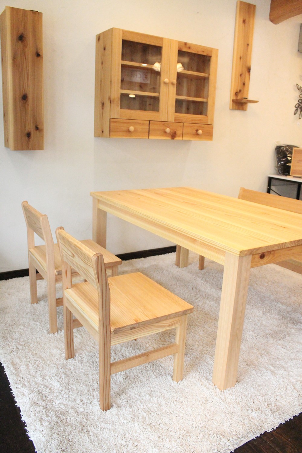 クリプトメリア（杉）無垢ダイニングテーブル  （W1600ｘD800ｘH700）