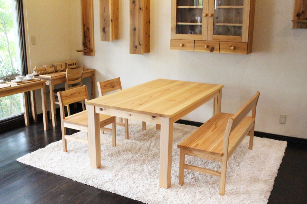 クリプトメリア（杉）無垢ダイニングテーブル  （W1600ｘD800ｘH700）