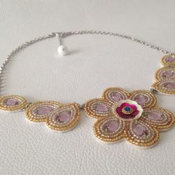 【beads embroidery】 Swarovski flower necklace 第2張的照片