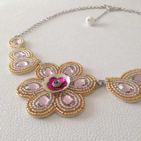 【beads embroidery】 Swarovski flower necklace 第3張的照片