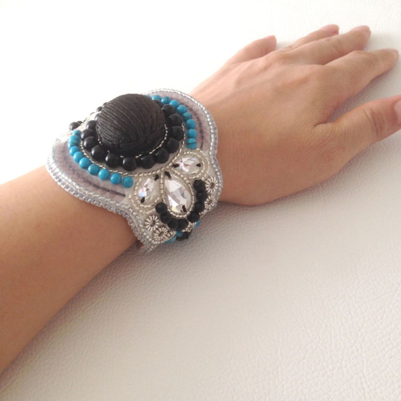 【beads embroidery】 cool bracelet with black button 第5張的照片