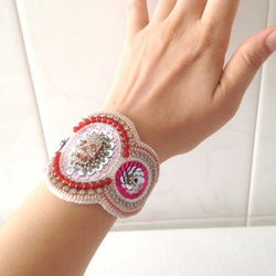 【beads embroidery】smokey bracelet with skull 第3張的照片