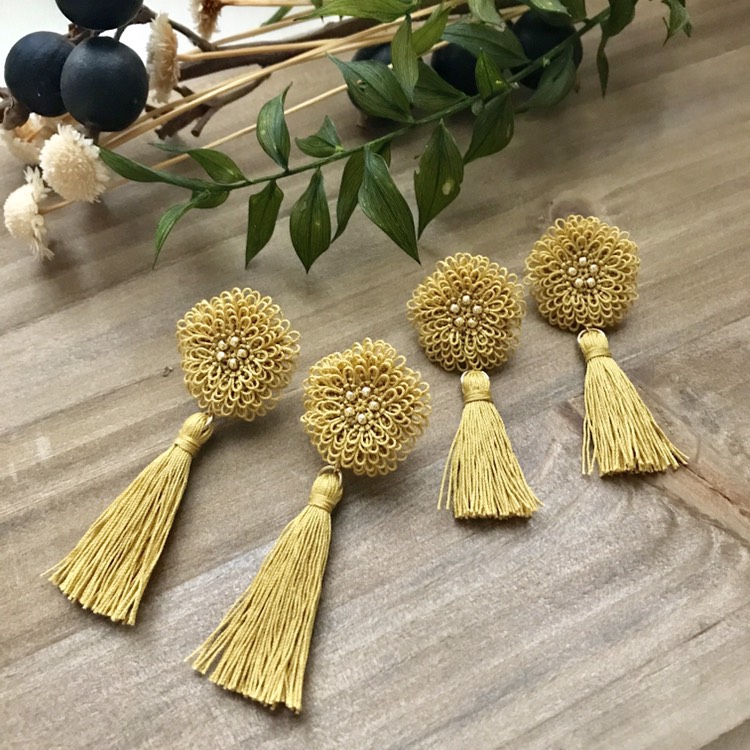 タティングレースのふさふさお花とタッセルのイヤリング（マスタードイエロー）        Ω
