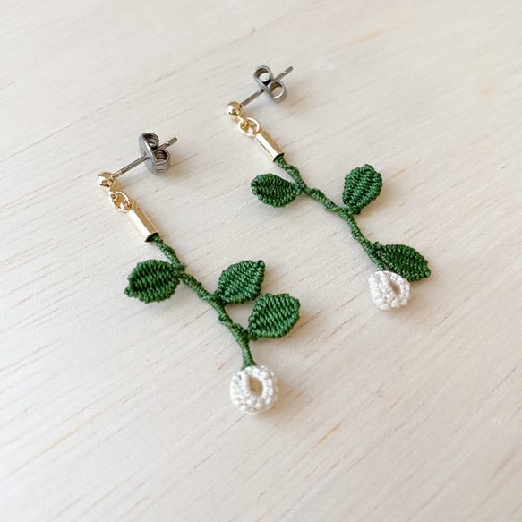 ☆❤️ どんぐり　帽子　ビーズ　葉っぱ　秋　ピアス　イヤリング　ハンドメイド タティングレース ひとつぶの実と葉っぱの耳飾り（エクリュ×グリーン