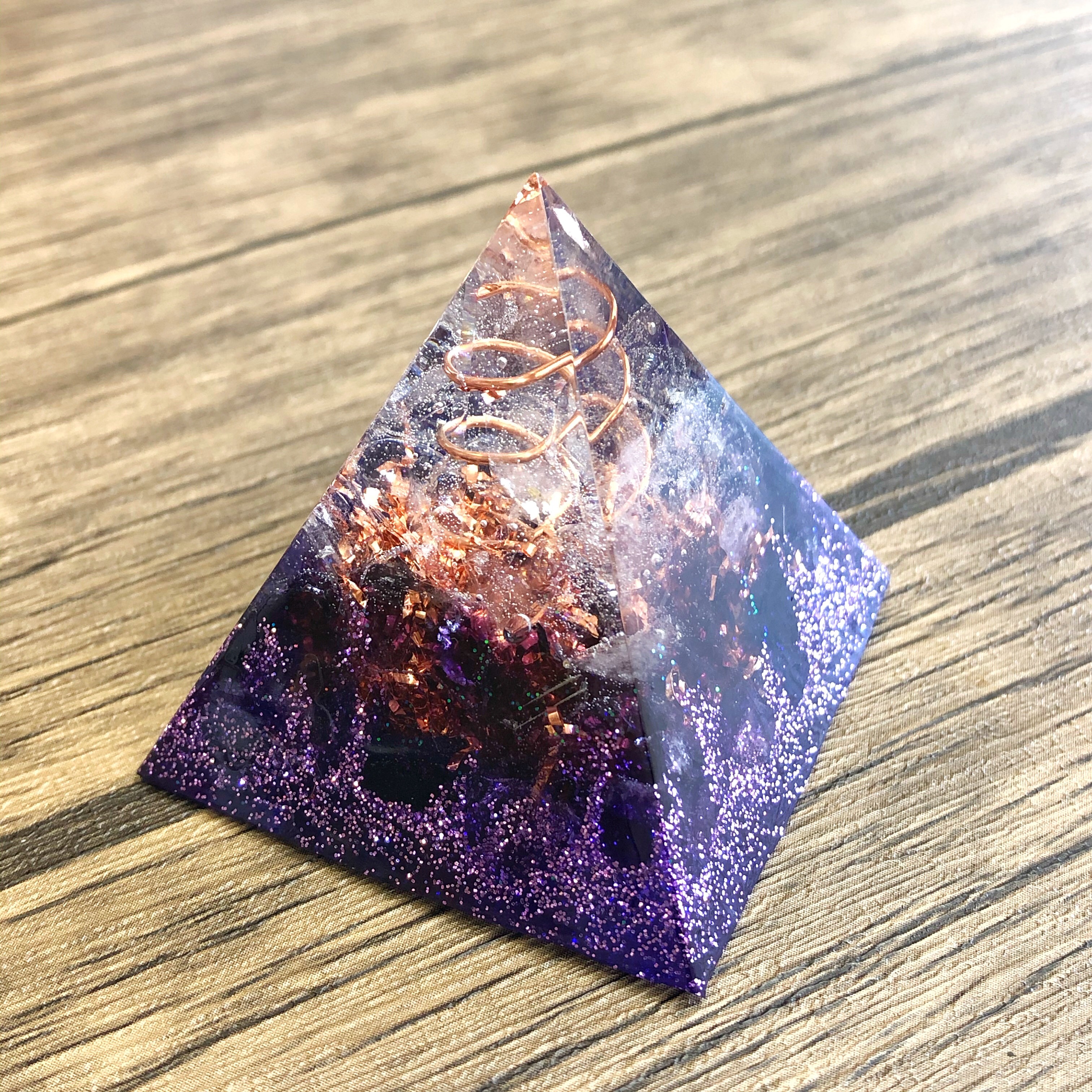 [癒しと安らぎ] ピラミッド型Ⅱ オルゴナイト アメジスト        Ω