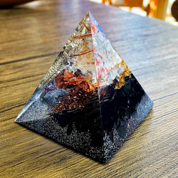 ピラミッド型(大) 龍神 オルゴナイト モリオン(黒水晶) 2枚目の画像