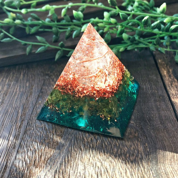 ピラミッド型Ⅱ オルゴナイト ペリドット 1枚目の画像