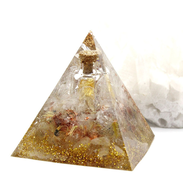 振ると音がなる♪ピラミッド型Ⅱ 小瓶入りオルゴナイト ルチルクォーツ 1枚目の画像