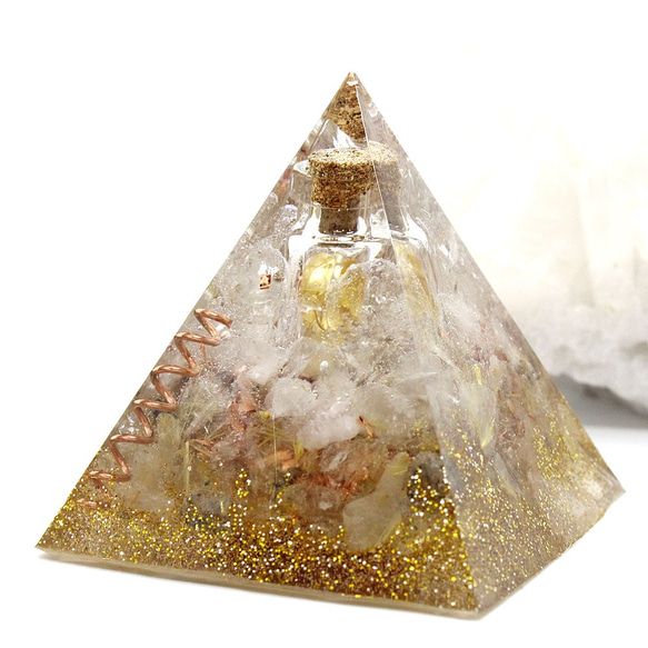 振ると音がなる♪ピラミッド型Ⅱ 小瓶入りオルゴナイト ルチルクォーツ 2枚目の画像