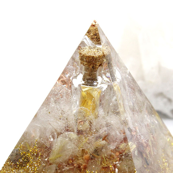 振ると音がなる♪ピラミッド型Ⅱ 小瓶入りオルゴナイト ルチルクォーツ 3枚目の画像