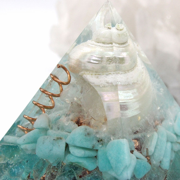 幸運を引き寄せる巻き貝入り！ピラミッド型Ⅱ 貝殻入りオルゴナイト アマゾナイト＆アパタイト 4枚目の画像