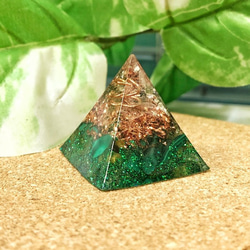 ［癒し］ ミニピラミッド型オルゴナイト  ドラゴン　マラカイト&ペリドット 3枚目の画像