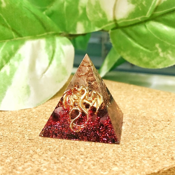 [生命力UP] ミニピラミッド型オルゴナイト  ドラゴン　ガーネット&ピンクトルマリン 2枚目の画像